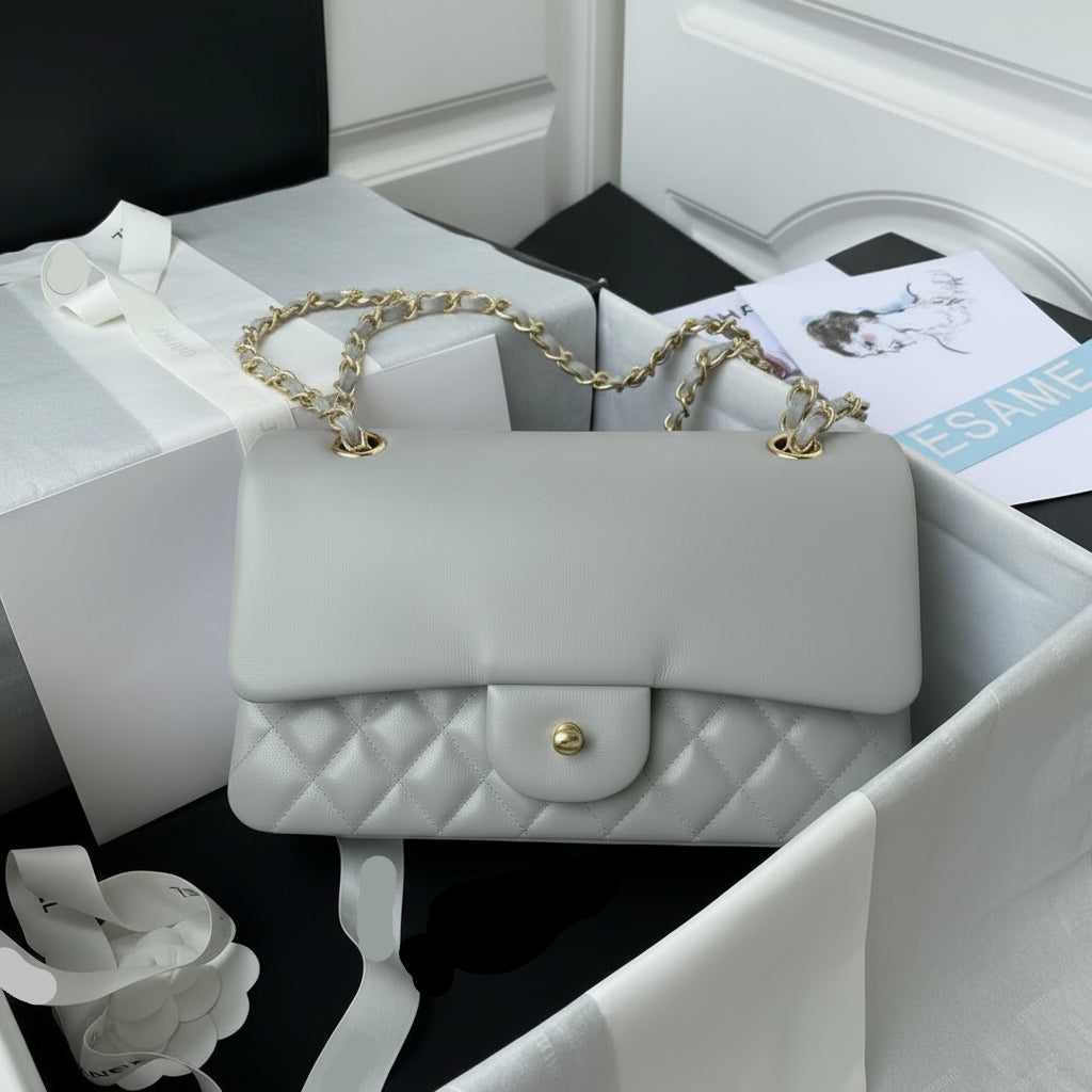 CHNL CLSS MDM FLP Light Grey Handbag